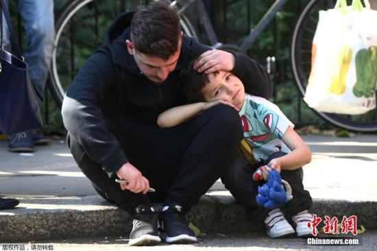 英国伦敦警方证实，该市6月14日发生的高层公寓楼火灾已经造成6人死亡，预计死亡人数将进一步上升。图为撤离火场的一位小男孩神情落寞。