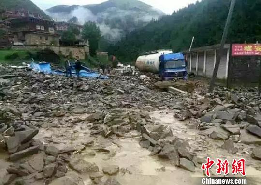 泥石流冲毁公路。　钟欣 摄