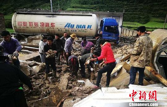 泥石流导致道路通行中断?！≈有?摄