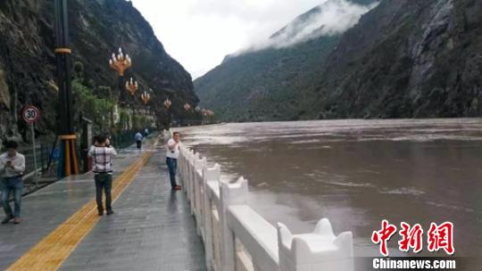 大渡河河水猛涨，民众拍照。　钟欣 摄