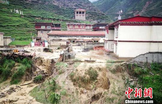 洪水过后受灾的民房?！≈有?摄