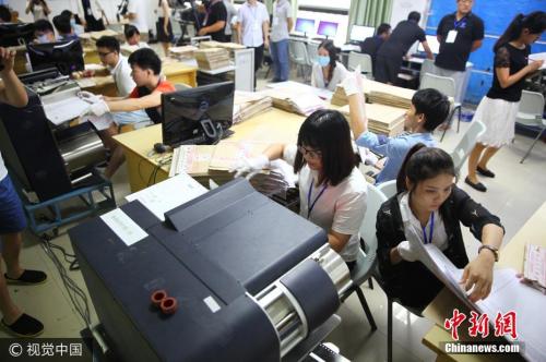 图为海南师范大学高考评卷场。石磊 摄 图片来源：视觉中国