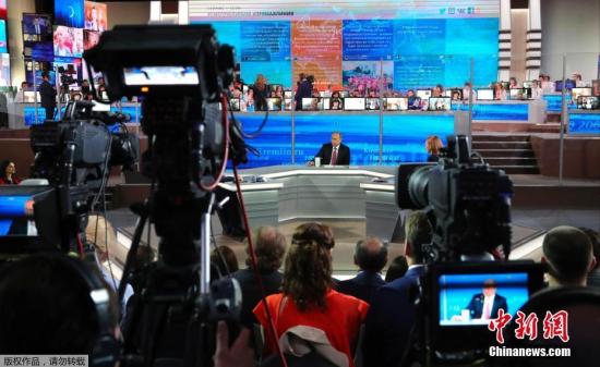 据报道，今年的“与普京直播连线”节目收到了约187万个问题，过半问题通过电话提出，37万个问题通过短信，28万个通过社交网络。