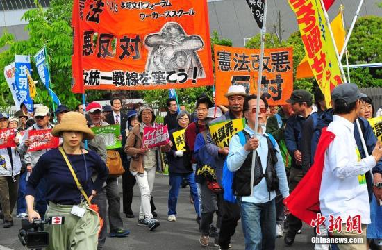 当地时间5月3日，数万日本民众在东京举行集会和游行，为整整经历了70个年头的日本战后宪法“点赞”，呼吁维护和平宪法，反对执政当局的修宪企图。 <a target='_blank' href='http://www.chinanews.com/'>中新社</a>记者 王健 摄