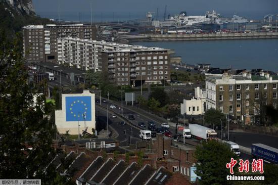 当地时间2017年5月7日，英国多佛，一名街头艺术家班克西创作了一幅画，画面中一名工人正从欧盟12星旗帜上抹掉一颗星，寓意着英国将脱离欧盟。