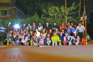 摩族猎人们的合影。