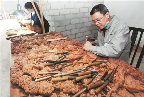 从原木到成品家具需要一定的制作时间，这期间市场风险难料，对于很多家具商来说压力倍增。 （CFP 图）