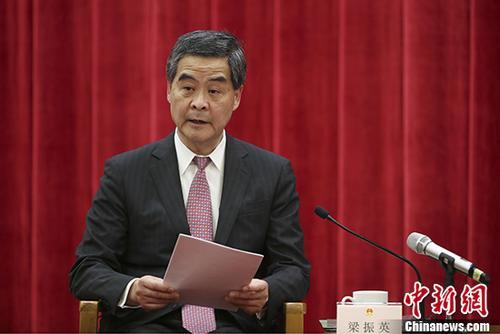 资料图:香港特别行政区行政长官梁振英在座谈会上发言。 <a target='_blank' href='http://www.chinanews.com/'>中新社</a>记者 盛佳鹏 摄 点击进入下一页