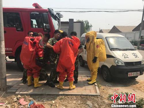 无极县公安局工作人员穿上防化服进入现场调查 张帆 摄 点击进入下一页