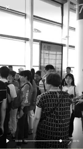 众多游客滞留南京机场 想退团却要扣90%团费