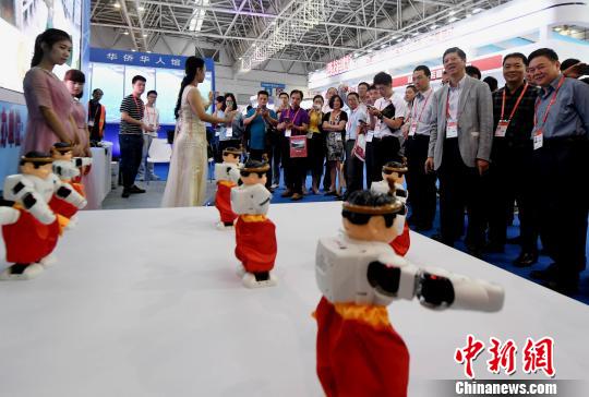 本届中国？海峡项目成果交易会高校成果展区内，机器人拍胸舞吸睛?！×蹩筛?摄