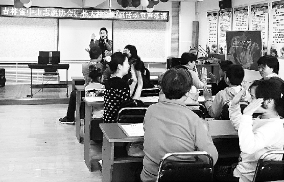 每逢周末，吉林省长春市南关区全安街道长大社区4楼的活动室里，都会有自闭症儿童和家长前来学习音乐。图为姜晓波委员在给孩子们上课。