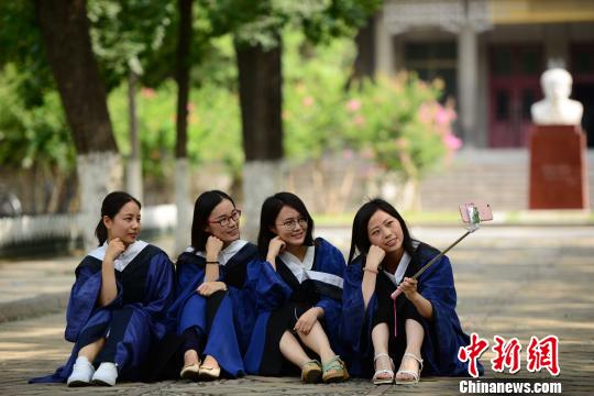 医学院寄语千余名毕业生:守护医者传统 安心追逐梦想