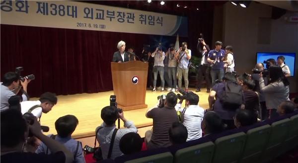 韩首位女外长宣誓就职:要用智慧解决同中国的问题