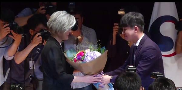 韩首位女外长宣誓就职:要用智慧解决同中国的问题