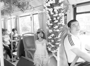 小乘务员程雅沁陪司机爸爸度过父亲节。 本报记者 杨伟广 摄