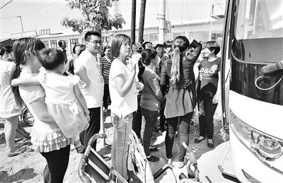 图为近日村民聚集在无偿献血车前等候献血。记者 杜柏桦 通讯员 段丽梅 冯海涛摄  点击进入下一页