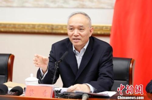 资料图：蔡奇接受集体采访。韩海丹 摄