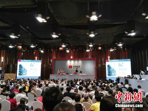 19日晚嘉德拍卖现场。中新网记者 宋宇晟 摄