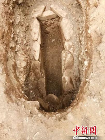 图为发掘的古墓。  孟克其其格提供