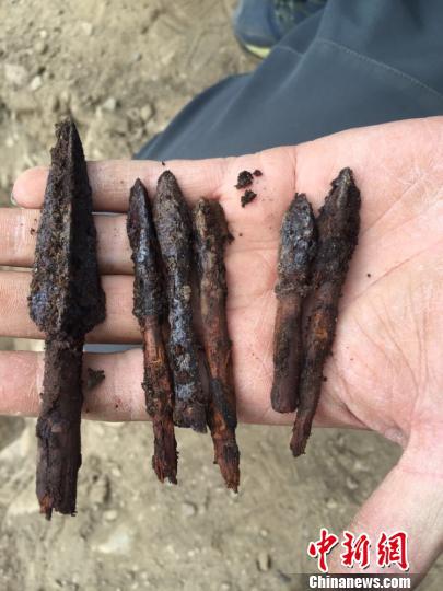     图为发掘出来的历史文物。 孟克其其格提供