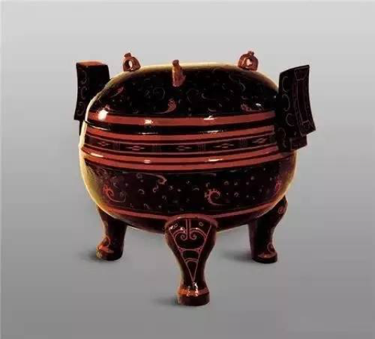 马王堆墓出土的云纹漆鼎