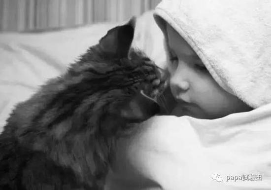 3岁的她仍然只会说二十几个词，在人群中会焦虑不安，经常会陷入对世界的恐惧中。她是孤独的。