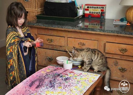 它们之间没有语言交流，但Thula却点亮了Iris Grace的世界，用无声的陪伴，温暖着Iris 的心。