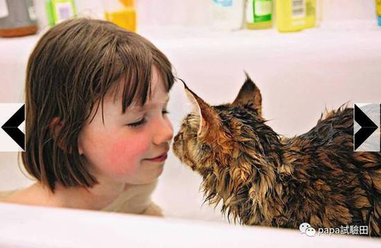 睡觉要一起，怕水的Thula连洗澡也要陪着Iris，小姑娘的笑容也更多了。Iris的故事也被出成了书。