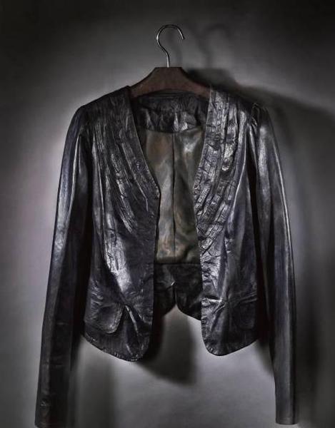 杨北辰，《皮衣4号》，樟木、油彩、蜡，76 × 56.5 × 14.3 cm，2013