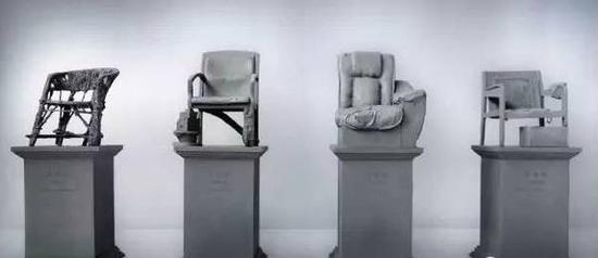 曾令香，《坐在民间》，玻璃钢，单件：75 × 75 × 200cm，组合：75 × 75 × 800cm，2016