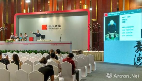 在近4个小时的拍卖过程中，罗中立《春蚕》的高价成交掀起了全场的高潮。