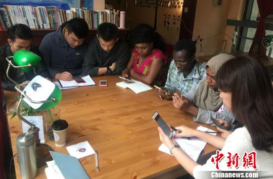 中国侨网随着高考的结束，一道关于“留学生关注的‘中国关键词’”高考作文题，引起西北师范大学留学生的热议。在老师的引领下，来自苏丹、泰国、加纳、吉尔吉斯斯坦等国的同学通过交流探讨，提高汉语水平，同时加深对中国的了解?！×跤裉摇∩? style=