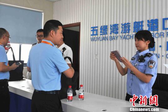 边检工作人员查验证件，提供快速通关服务。　吕倩玲 摄