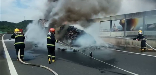 高速一货车被烧光 发现车里载着200个灭火器