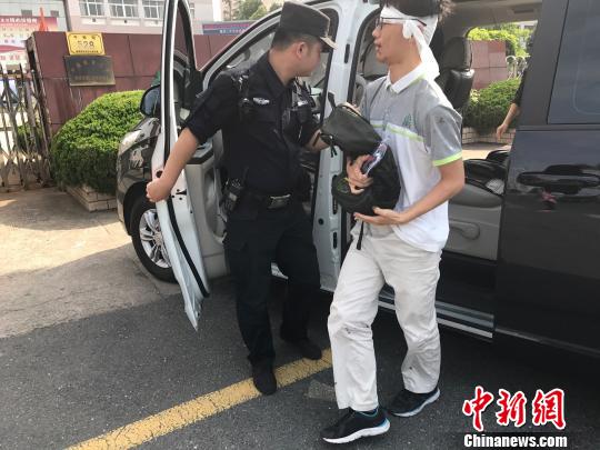 图为：特警队员将小豪送到考场。　蔡俊(通讯员) 摄