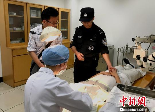 图为：闵林涛在小豪手术的时候握住他的手?！〔炭?通讯员) 摄