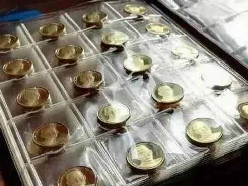 同时，建议大家不要使用图中这种卡册保存纪念币，他并不能够完全地防潮防氧化！了解详情可以点击下方链接哦！