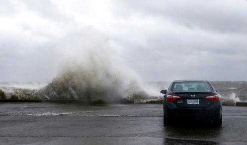 6月20日，强风在路易斯安那州庞恰特雷恩湖上掀起大浪。
