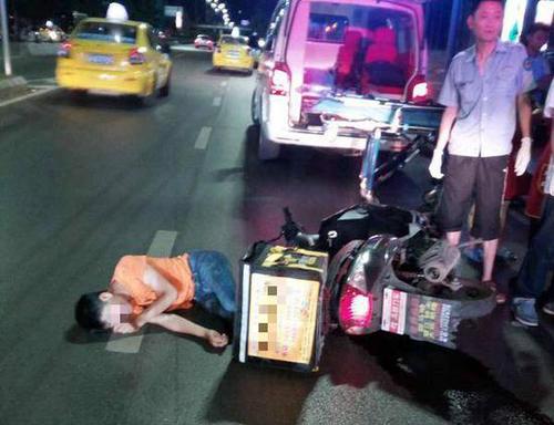 男子答应带女儿吃牛排 拼命加班送外卖出意外