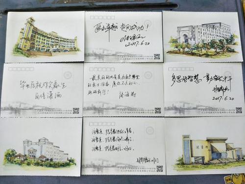 武汉一高校师生手写300余张明信片赠别毕业生