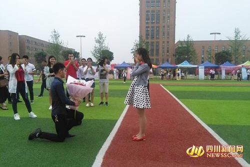 四川大学生毕业典礼现场霸气求婚:明年我要当爸爸