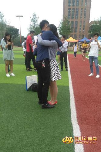 四川大学生毕业典礼现场霸气求婚:明年我要当爸爸