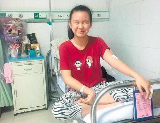 女孩为父挡刀鲜血直流缝了10多针 舍己救父大无畏勇气令人震撼网友满屏点赞(图)