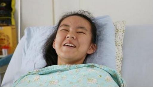 女孩为父挡刀鲜血直流缝了10多针 舍己救父大无畏勇气令人震撼网友满屏点赞(图)