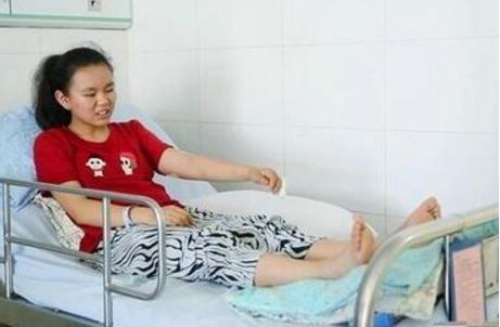 女孩为父挡刀鲜血直流缝了10多针 舍己救父大无畏勇气令人震撼网友满屏点赞(图)