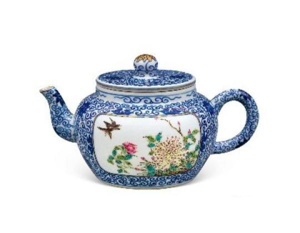 清乾隆粉彩青花开光花鸟纹描金茶壶 清乾隆粉彩青花开光花鸟纹描金茶壶