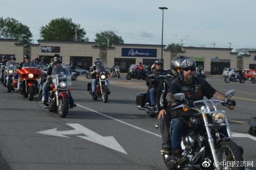 怒赞！男童遭霸凌 200名皮衣铁骑士护送他上学