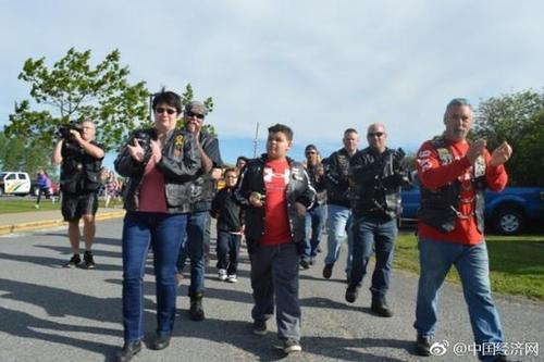 怒赞！男童遭霸凌 200名皮衣铁骑士护送他上学