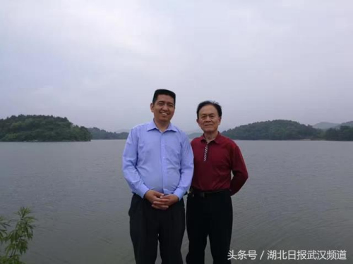 陶兵林(左)在月亮湾 陶兵林(左)在月亮湾